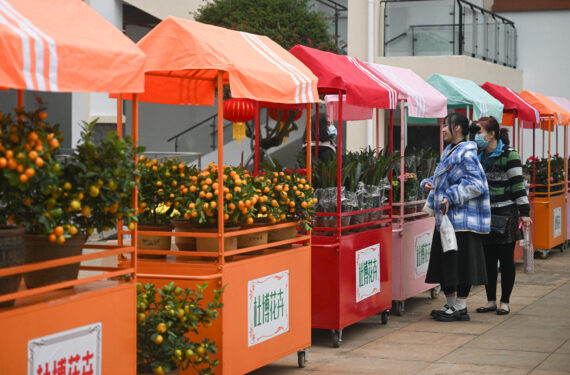HAIKOU, Para pelanggan berbelanja bunga di Pasar Perdagangan (Lelang) Bunga Tropis Hainan di Haikou, Provinsi Hainan, China selatan, pada 18 Januari 2023. Pasar tersebut mulai beroperasi di Haikou baru-baru ini. Selain menyediakan beragam pilihan produk bunga kepada pelanggan, pasar ini juga membantu meningkatkan daya saing inti Hainan di industri bunga. (Xinhua/Pu Xiaoxu)