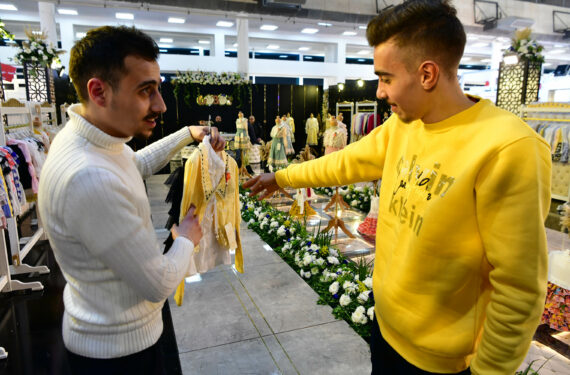 DAMASKUS, Sejumlah orang menghadiri pameran pakaian bertajuk "Made in Syria" di Damaskus, Suriah, pada 19 Januari 2023. (Xinhua/Ammar Safarjalani)