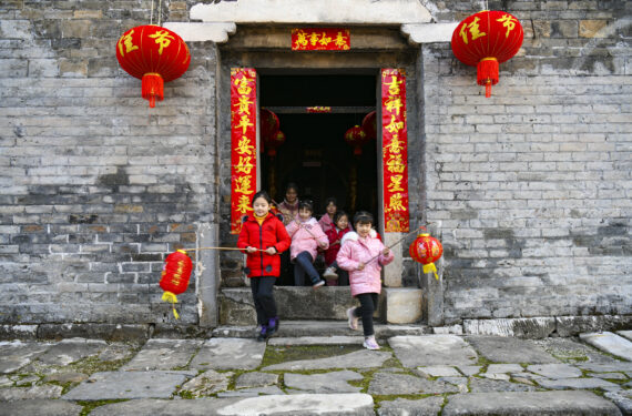 CHANGNING, Anak-anak yang memegang lentera berjalan keluar dari sebuah rumah di Desa Zhongtian di Miaoqian, Kota Changning, Provinsi Hunan, China tengah, pada 18 Januari 2023. Festival Musim Semi tahun ini, atau yang dikenal sebagai Tahun Baru Imlek, jatuh pada 22 Januari. (Xinhua/Zhou Xiuyuchun)