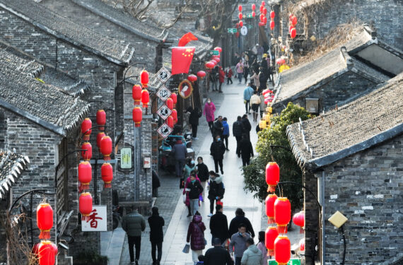 YANGZHOU, Foto dari udara yang diabadikan pada 18 Januari 2023 ini menunjukkan sejumlah wisatawan mengunjungi Jalan Dongguan yang dihiasi lampion merah di Kota Yangzhou, Provinsi Jiangsu, China timur. Festival Musim Semi tahun ini, atau yang dikenal sebagai Tahun Baru Imlek, jatuh pada 22 Januari. (Xinhua/Meng Delong)