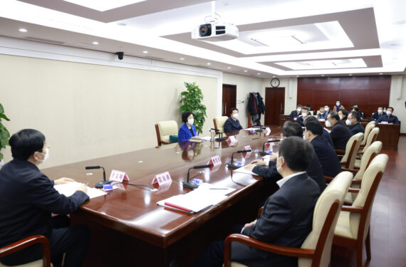 BEIJING, Wakil Perdana Menteri (PM) China Sun Chunlan menghadiri sebuah pertemuan di Komisi Kesehatan Nasional China pada 19 Januari 2023. (Xinhua/Ding Lin)