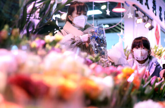 SHENYANG, Orang-orang membeli bunga jelang Festival Musim Semi di sebuah pasar bunga di Shenyang, Provinsi Liaoning, China timur laut, pada 18 Januari 2023. Festival Musim Semi atau Tahun Baru Imlek tahun ini jatuh pada 22 Januari. (Xinhua/Yao Jianfeng)