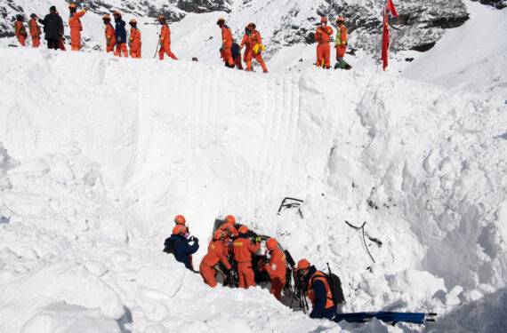 LHASA, Tim penyelamat bekerja di sebuah lokasi longsor salju di Nyingchi, Daerah Otonom Tibet, China barat daya, pada 20 Januari 2023. Longsor salju yang melanda Kota Nyingchi di Daerah Otonom Tibet, China barat daya, telah menewaskan 28 orang. Operasi pencarian dan penyelamatan berakhir pada pukul 17.30 waktu setempat pada Jumat (20/1). (Xinhua/Sun Fei)