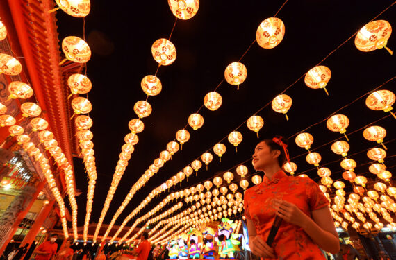SAMUT PRAKAN, Seorang wanita mengunjungi festival lampion di Samut Prakan, Thailand, pada 20 Januari 2023. Acara ini digelar dari 20 Januari hingga 19 Februari mendatang. (Xinhua/Rachen Sageamsak)