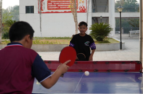 CHANGSHA, Sejumlah murid bermain tenis meja di sekolah Furong di wilayah Sangzhi, Provinsi Hunan, China tengah, pada 11 November 2022. (Xinhua/Zhang Ge)