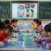 CHANGSHA, Para murid membuat kerajinan tangan di sekolah Cuiying di wilayah Sangzhi, Provinsi Hunan, China tengah, pada 12 November 2022. (Xinhua/Zhang Ge)