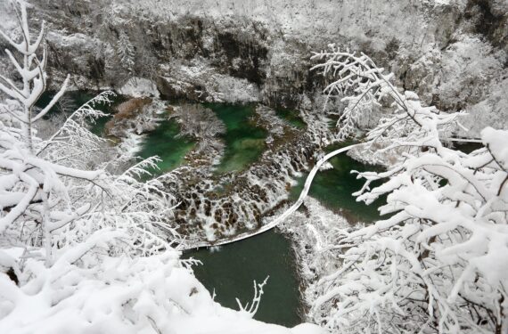 PLITVICE, Foto yang diabadikan pada 20 Januari 2023 ini menunjukkan pemandangan Taman Nasional Danau Plitvice yang berselimutkan salju di Kroasia. (Xinhua/PIXSELL/Kristina Stedul Fabac)