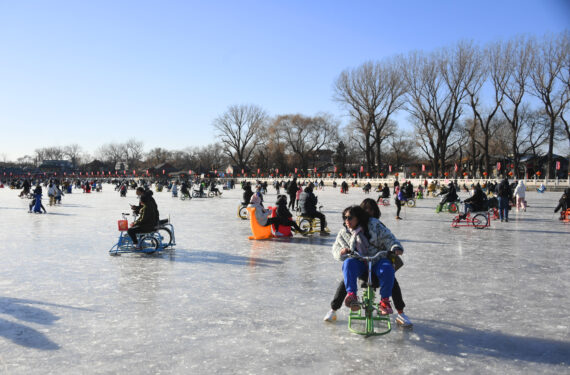 BEIJING, Orang-orang bersenang-senang di gelanggang es luar ruangan musiman di permukaan Danau Shichahai yang membeku di Beijing, ibu kota China, pada 20 Januari 2023. (Xinhua/Ren Chao)