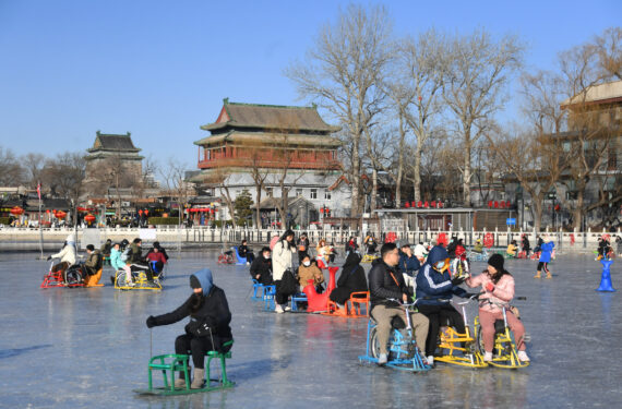 BEIJING, Orang-orang bersenang-senang di gelanggang es luar ruangan musiman di permukaan Danau Shichahai yang membeku di Beijing, ibu kota China, pada 20 Januari 2023. (Xinhua/Ren Chao)
