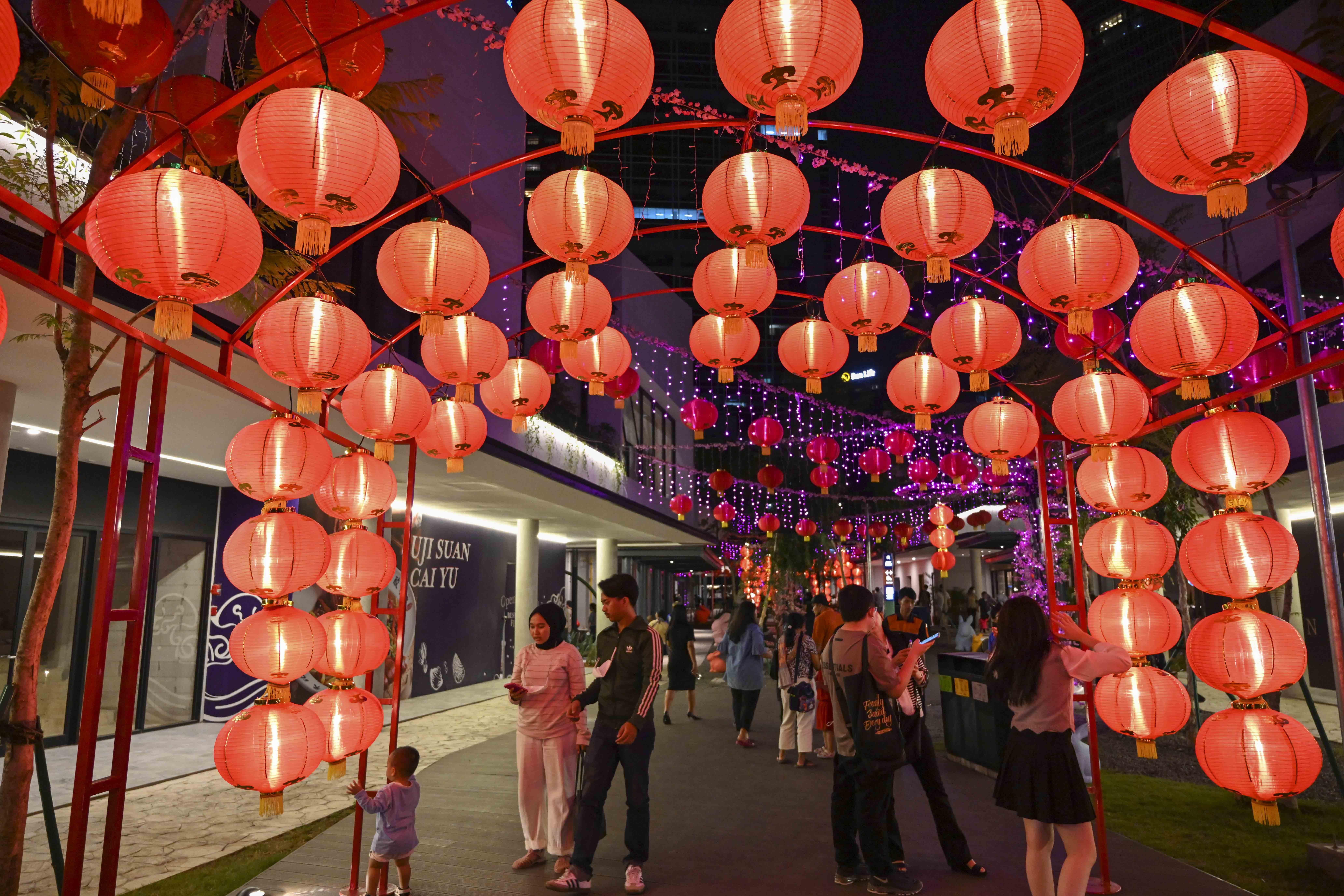 JAKARTA, Lampion-lampion merah untuk merayakan Tahun Baru Imlek terlihat di Jakarta pada 21 Januari 2023. (Xinhua/Zulkarnain)