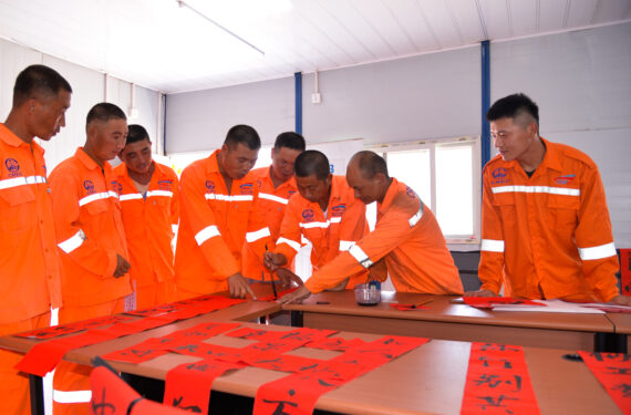 BANDUNG, Para pekerja konstruksi Kereta Cepat Jakarta-Bandung (KCJB) menulis kuplet Festival Musim Semi setelah jam kerja untuk menyambut Tahun Baru Imlek di Bekasi, Provinsi Jawa Barat, pada 21 Januari 2023. (Xinhua/Xu Qin)
