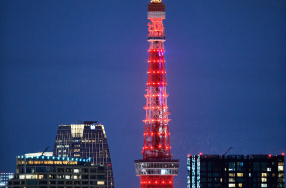 TOKYO, Menara Tokyo diterangi cahaya merah untuk menyambut Tahun Baru Imlek atau Festival Musim Semi di Tokyo, Jepang, pada 21 Januari 2023. (Xinhua/Zhang Xiaoyu)