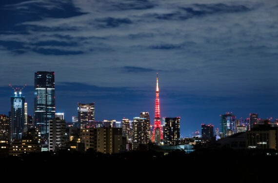 TOKYO, Menara Tokyo diterangi cahaya merah untuk menyambut Tahun Baru Imlek atau Festival Musim Semi di Tokyo, Jepang, pada 21 Januari 2023. (Xinhua/Zhang Xiaoyu)