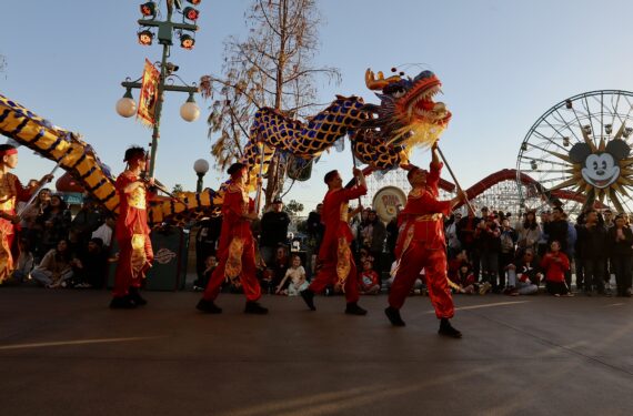 ANAHEIM, Sejumlah penampil mempertunjukkan tarian naga dalam perayaan Tahun Baru Imlek di Disney California Adventure Park di Anaheim, California, Amerika Serikat (AS), pada 20 Januari 2023. (Xinhua)
