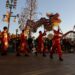 ANAHEIM, Sejumlah penampil mempertunjukkan tarian naga dalam perayaan Tahun Baru Imlek di Disney California Adventure Park di Anaheim, California, Amerika Serikat (AS), pada 20 Januari 2023. (Xinhua)