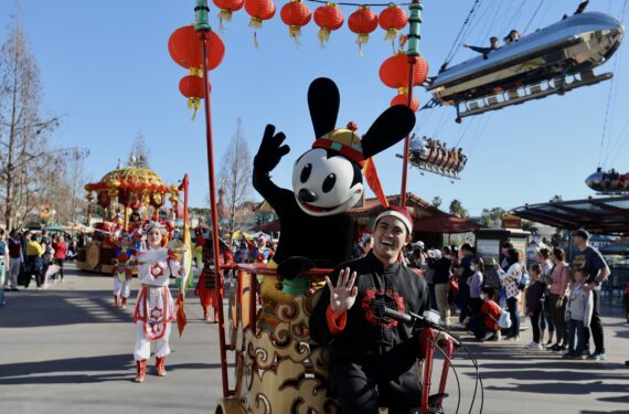 ANAHEIM, Orang-orang ambil bagian dalam sebuah pawai perayaan Tahun Baru Imlek di Disney California Adventure Park di Anaheim, California, Amerika Serikat (AS), pada 20 Januari 2023. (Xinhua)