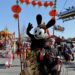 ANAHEIM, Orang-orang ambil bagian dalam sebuah pawai perayaan Tahun Baru Imlek di Disney California Adventure Park di Anaheim, California, Amerika Serikat (AS), pada 20 Januari 2023. (Xinhua)