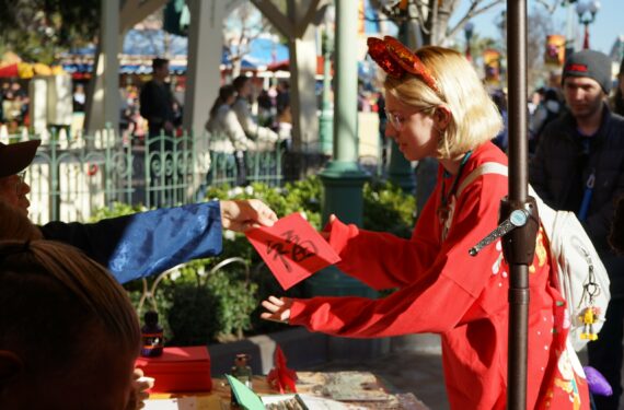 ANAHEIM, Seorang wanita menerima karya kaligrafi aksara Mandarin "Fu", yang berarti kesuksesan dan keberuntungan, dalam perayaan Tahun Baru Imlek di Disney California Adventure Park di Anaheim, California, Amerika Serikat (AS), pada 20 Januari 2023. (Xinhua)