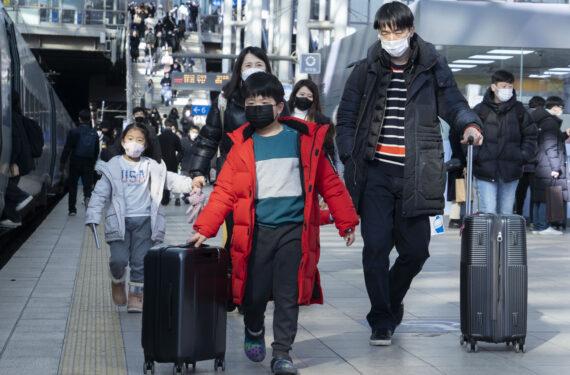 SEOUL, Sejumlah orang bersiap naik kereta di Stasiun Seoul di Seoul, Korea Selatan, pada 20 Januari 2023. Banyak warga Korea Selatan memilih untuk melakukan perjalanan mudik selama liburan tradisional Tahun Baru Imlek, yang tahun ini berlangsung dari 21 hingga 24 Januari. (Xinhua/James Lee)