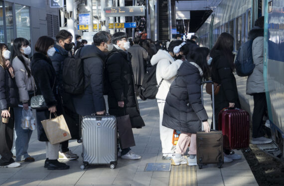 SEOUL, Orang-orang bersiap naik kereta di Stasiun Seoul di Seoul, Korea Selatan, pada 20 Januari 2023. Banyak warga Korea Selatan memilih untuk melakukan perjalanan mudik selama liburan tradisional Tahun Baru Imlek, yang tahun ini berlangsung dari 21 hingga 24 Januari. (Xinhua/James Lee)