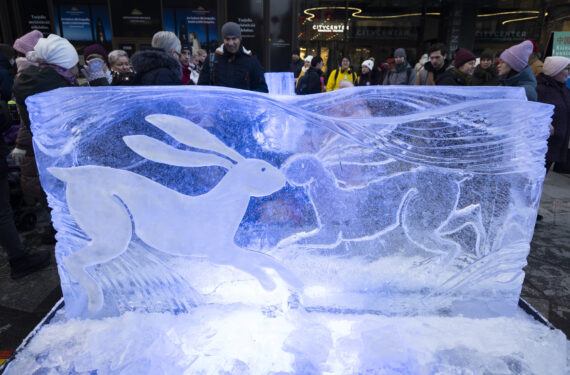 HELSINKI, Foto yang diabadikan pada 21 Januari 2023 ini menunjukkan sebuah pahatan es bertema kelinci yang dibuat untuk merayakan Tahun Baru Imlek di Helsinki, Finlandia. (Xinhua/Matti Matikainen)