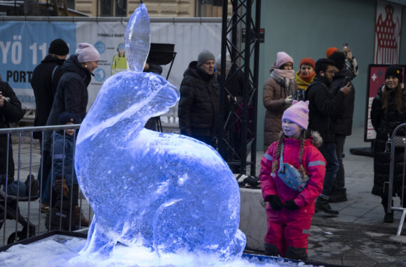 HELSINKI, Seorang anak perempuan memperhatikan sebuah pahatan es bertema kelinci yang dibuat untuk merayakan Tahun Baru Imlek di Helsinki, Finlandia, pada 21 Januari 2023. (Xinhua/Matti Matikainen)