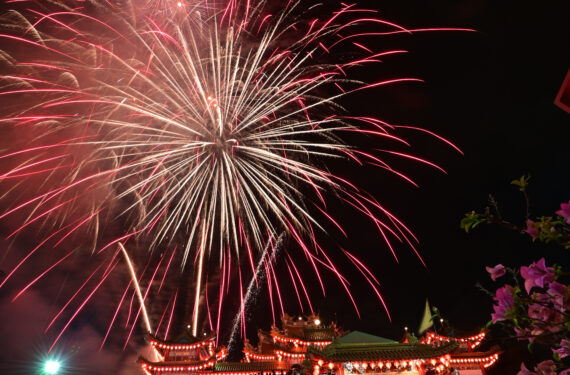 KUALA LUMPUR, Kembang api menghiasi langit di atas Kuil Thean Hou saat perayaan Tahun Baru Imlek di Kuala Lumpur, Malaysia, pada 22 Januari 2023. (Xinhua/Chong Voon Chung)