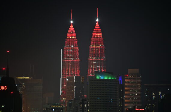 KUALA LUMPUR, Menara Kembar Petronas berbalut cahaya merah untuk merayakan Tahun Baru Imlek di Kuala Lumpur, Malaysia, pada 21 Januari 2023. (Xinhua/Chong Voon Chung)