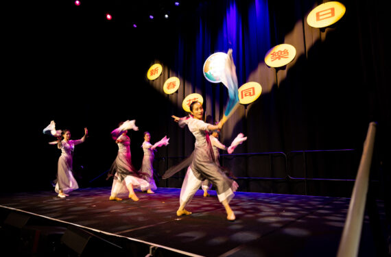 AUCKLAND, Sejumlah penampil unjuk kebolehan di atas panggung dalam sebuah acara budaya untuk merayakan Festival Musim Semi, atau Tahun Baru Imlek, di Auckland, Selandia Baru, pada 21 Januari 2023. (Xinhua/Sun Xueliang)