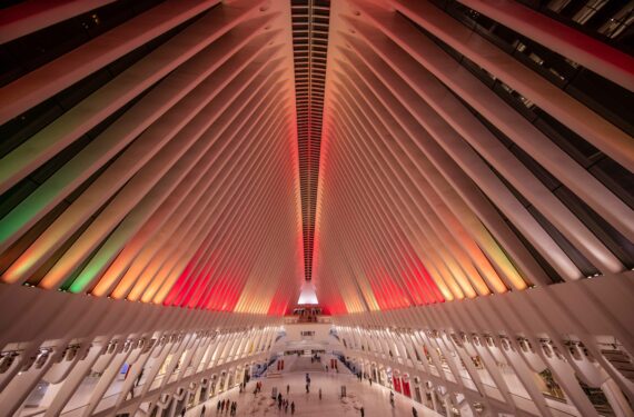 NEW YORK CITY, Foto yang diabadikan pada 20 Januari 2023 ini menunjukkan pusat transportasi World Trade Center di New York City, Amerika Serikat (AS), berbalut cahaya untuk menyambut Tahun Baru Imlek. (Xinhua/Winston Zhou)