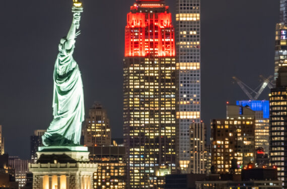 NEW YORK CITY, Foto yang diabadikan pada 20 Januari 2023 ini menunjukkan Empire State Building di New York City, Amerika Serikat (AS), berbalut cahaya merah untuk menyambut Tahun Baru Imlek. (Xinhua/Winston Zhou)