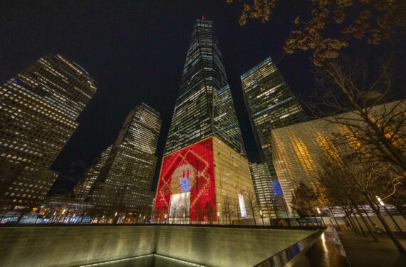 NEW YORK CITY, Foto yang diabadikan pada 20 Januari 2023 ini menunjukkan One World Trade Center di New York City, Amerika Serikat (AS), menampilkan pola cahaya untuk menyambut Tahun Baru Imlek. (Xinhua/Winston Zhou)