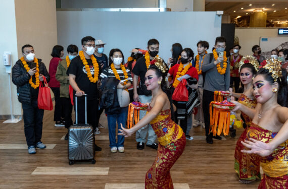 BALI, Sejumlah penampil menampilkan tarian tradisional untuk menyambut turis China di Bandar Udara Internasional Ngurah Rai di Bali pada 22 Januari 2023. Pada Minggu (22/1) pagi, Bali menerima penerbangan langsung pertama dari China sejak merebaknya pandemi pada awal 2020, menandakan dilanjutkan kembali penerbangan langsung reguler antara sejumlah kota di China dan Bali dalam waktu dekat. (Xinhua/Dicky Bisinglasi)