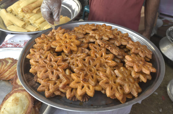 DHAKA, Foto yang diabadikan pada 21 Januari 2023 ini menunjukkan varian Pitha yang dijual di sebuah kios dalam festival Pitha di Dhaka, Bangladesh. Selama musim dingin, warga di banyak wilayah di Bangladesh mengonsumsi berbagai macam Pitha, nama populer untuk kue buatan tangan khas musim dingin setempat. (Xinhua)