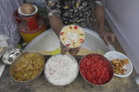 DHAKA, Seorang penjual membuat varian Pitha yang dijual di sebuah kios dalam festival Pitha di Dhaka, Bangladesh, pada 21 Januari 2023. Selama musim dingin, warga di banyak wilayah di Bangladesh mengonsumsi berbagai macam Pitha, nama populer untuk kue buatan tangan khas musim dingin setempat. (Xinhua)