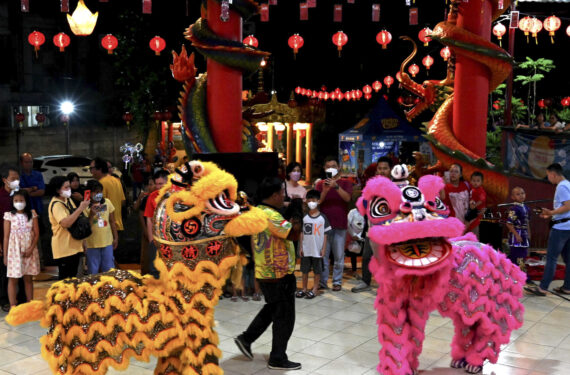 JAKARTA, Orang-orang menonton pertunjukan barongsai untuk merayakan Tahun Baru Imlek di klenteng Kwan In Tang di Pondok Cabe, Tangerang Selatan, pada 21 Januari 2023. (Xinhua/Agung Kuncahya B.)