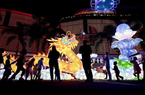 TANGERANG SELATAN, Orang-orang mengunjungi sebuah pertunjukan lampion yang digelar sebagai bagian dari perayaan Tahun Baru Imlek di sebuah pusat perbelanjaan di Tangerang Selatan, Provinsi Banten, pada 22 Januari 2023 .(Xinhua/Agung Kuncahya B.)