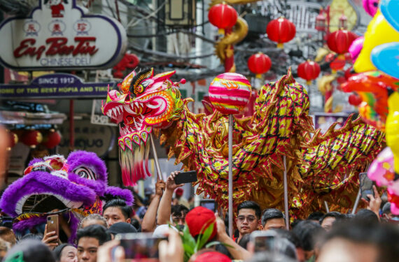 MANILA, Para penari naga atau liong tampil dalam perayaan Tahun Baru Imlek di Pecinan yang berada di Manila, Filipina, pada 22 Januari 2023. (Xinhua/Rouelle Umali)