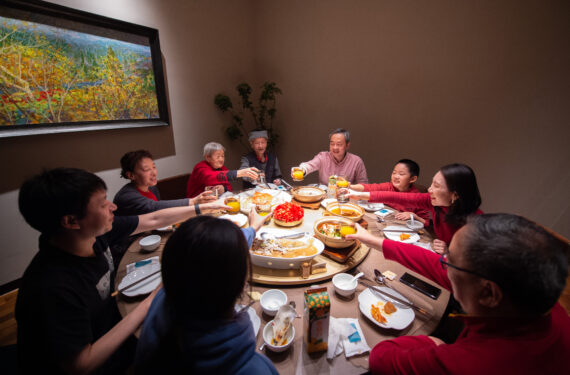 BEIJING, Sejumlah orang menikmati pesta perjamuan di sebuah restoran di Beijing, ibu kota China, pada 21 Januari 2023. Menjelang Festival Musim Semi di China, sementara sebagian orang berkumpul kembali dengan keluarga dan teman-teman mereka, sebagian lainnya berada jauh dari rumah dan masih bertahan di tempat tugas mereka. Namun demikian, tidak ada yang bisa menghentikan pertemuan hangat dan makan malam meriah yang lezat saat mereka menunggu datangnya Festival Musim Semi. (Xinhua/Chen Zhonghao)