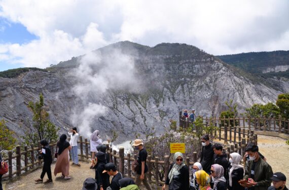 BANDUNG, Sejumlah orang mengunjungi Tangkuban Parahu, gunung berapi yang terletak di dekat Kota Bandung, Provinsi Jawa Barat, pada 22 Januari 2023. Gunung Tangkuban Parahu terus menarik banyak pengunjung selama liburan Tahun Baru Imlek. Perayaan Imlek jatuh pada hari Minggu (22/1). (Xinhua/Xu Qin)