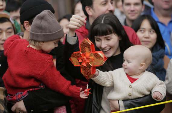 VANCOUVER, Orang-orang berpartisipasi dalam sebuah parade perayaan Tahun Baru Imlek di Vancouver, Kanada, pada 22 Januari 2023. (Xinhua/Liang Sen)