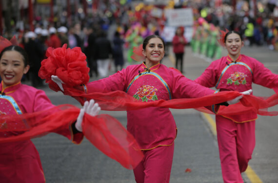 VANCOUVER, Para penari tampil dalam sebuah parade perayaan Tahun Baru Imlek di Vancouver, Kanada, pada 22 Januari 2023. (Xinhua/Liang Sen)