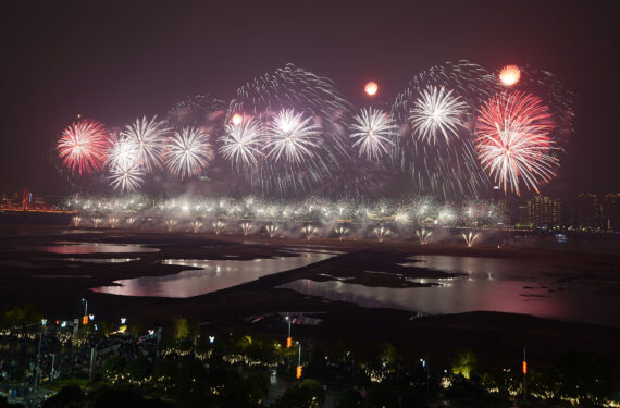 NANCHANG, Kembang api menghiasi langit di atas Kota Nanchang, Provinsi Jiangxi, China timur, pada 22 Januari 2023. Memberikan berkah tradisional kepada penduduk setempat, sebuah pertunjukan kembang api besar digelar pada Minggu (22/1) di Nanchang untuk merayakan Festival Musim Semi. (Xinhua/Zhou Mi)