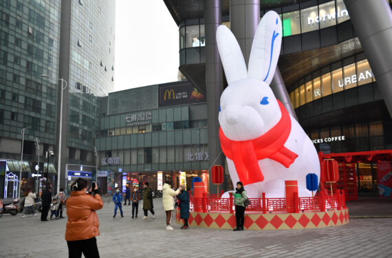 CHANGSHA, Sejumlah warga berfoto dengan instalasi kelinci inflatable raksasa di depan sebuah pusat perbelanjaan di Changsha, Provinsi Hunan, China tengah, pada 23 Januari 2023. Tahun Baru Imlek 2023 menandai datangnya Tahun Kelinci. Dalam zodiak China, kelinci digambarkan sebagai hewan lembut dan penuh kasih sayang yang melambangkan vitalitas, kecerdasan, kehati-hatian, dan keberuntungan. (Xinhua/Chen Zhenhai)
