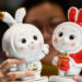 FUZHOU, Seorang warga memperlihatkan patung kelinci keramik yang diproduksi oleh sebuah pabrik keramik di wilayah Dehua di Quanzhou, Provinsi Fujian, China tenggara, pada 23 Januari 2023. Tahun Baru Imlek 2023 menandai datangnya Tahun Kelinci. Dalam zodiak China, kelinci digambarkan sebagai hewan lembut dan penuh kasih sayang yang melambangkan vitalitas, kecerdasan, kehati-hatian, dan keberuntungan. (Xinhua/Wei Peiquan)