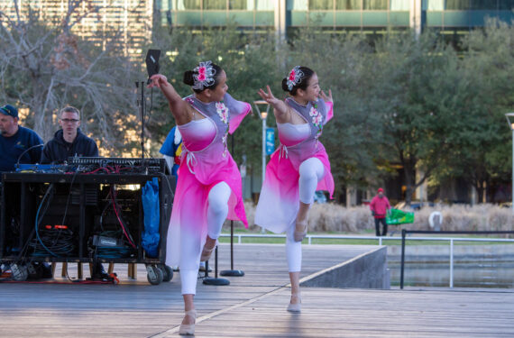 HOUSTON, Para penari tampil dalam acara perayaan Tahun Baru Imlek di Discovery Green yang berada di pusat kota Houston, Amerika Serikat, pada 22 Januari 2023. Acara perayaan Tahun Baru Imlek digelar pada Minggu (22/1) di Discovery Green, sebuah taman publik terkenal di pusat kota Houston. (Xinhua/Chengyue Lao)