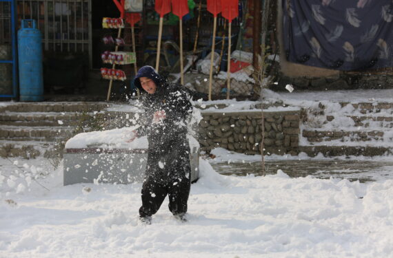 KABUL, Seorang anak bermain salju di Kabul, Afghanistan, pada 23 Januari 2023. Ibu kota Afghanistan diselimuti salju pada Senin (23/1). (Xinhua/Saifurahman Safi)