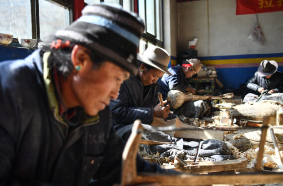 LHASA, Sejumlah perajin sedang membuat alat musik Zhanian di wilayah Lnaze, Daerah Otonom Tibet, China barat daya, pada 19 Januari 2023. Zhanian, alat musik dawai tradisional, kerap digunakan dalam musik dan tarian di Tibet. Dalam bahasa Tibet, Zhanian adalah kata untuk suara yang merdu. Pembuatan alat musik Zhanian memiliki sejarah yang panjang dan teknik pembuatannya masuk ke dalam daftar warisan budaya takbenda nasional China pada 2014. (Xinhua/Jigme Dorje)