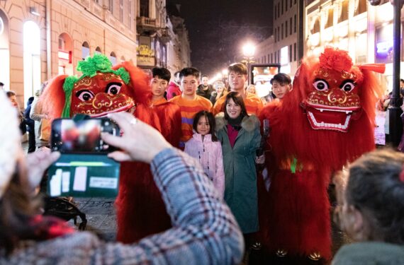 BEOGRAD, Sejumlah orang berpose untuk difoto bersama para penampil barongsai dalam sebuah acara perayaan Tahun Baru Imlek di Beograd, Serbia, pada 21 Januari 2023. (Xinhua/Wang Wei)