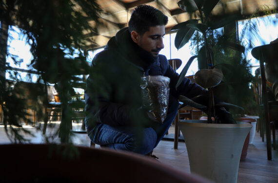 GAZA CITY, Abdullah al-Safadi menggunakan ampas kopi sebagai pupuk untuk tanaman di Gaza City, pada 19 Januari 2023. Abdullah al-Safadi, seorang pemuda Gaza berusia 20-an, menggalakkan daur ulang ampas kopi menjadi pupuk organik di komunitasnya. (Xinhua/Rizek Abdeljawad)